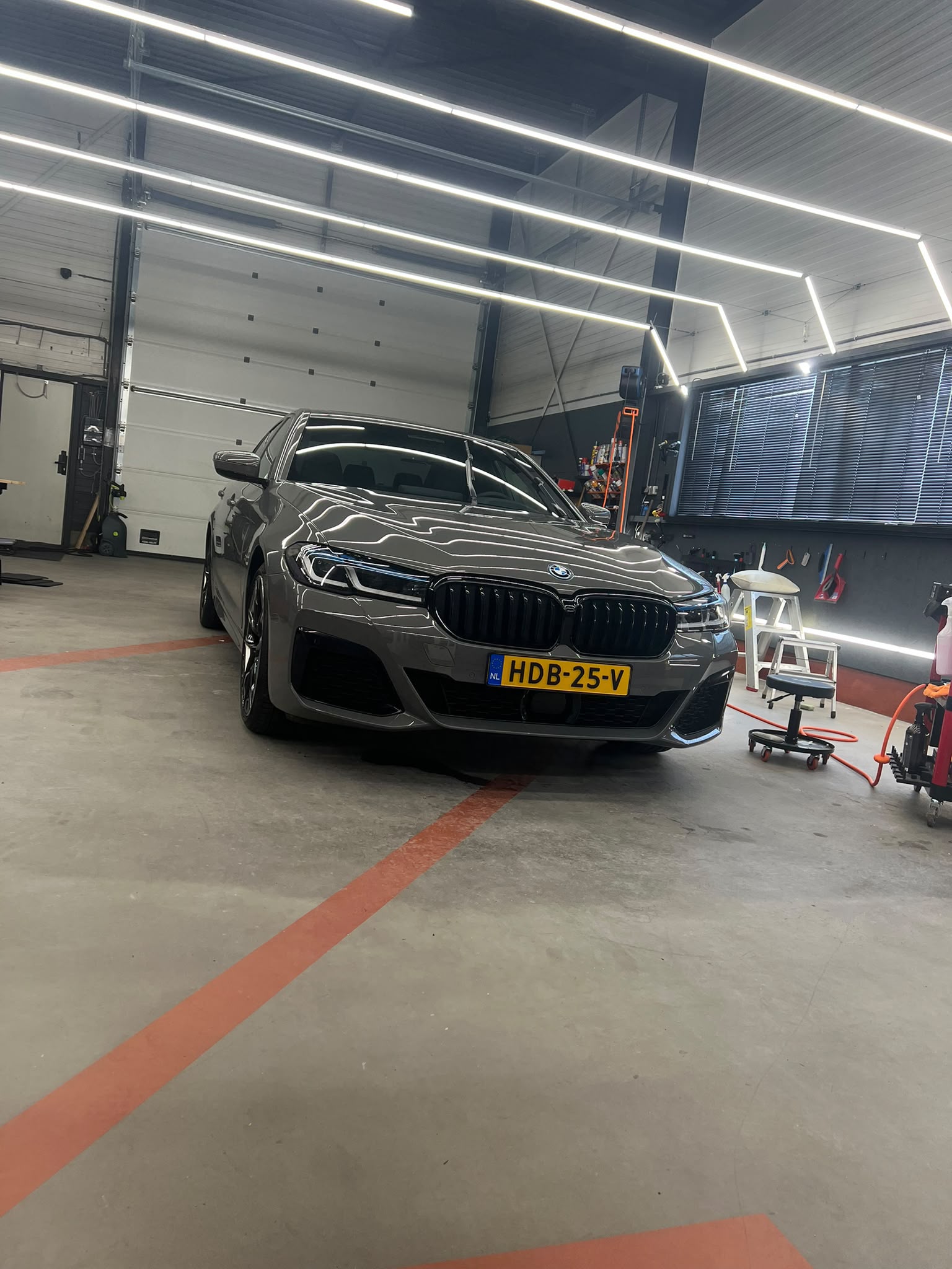 Grijze BMW 5-serie met glanzende ceramic coating