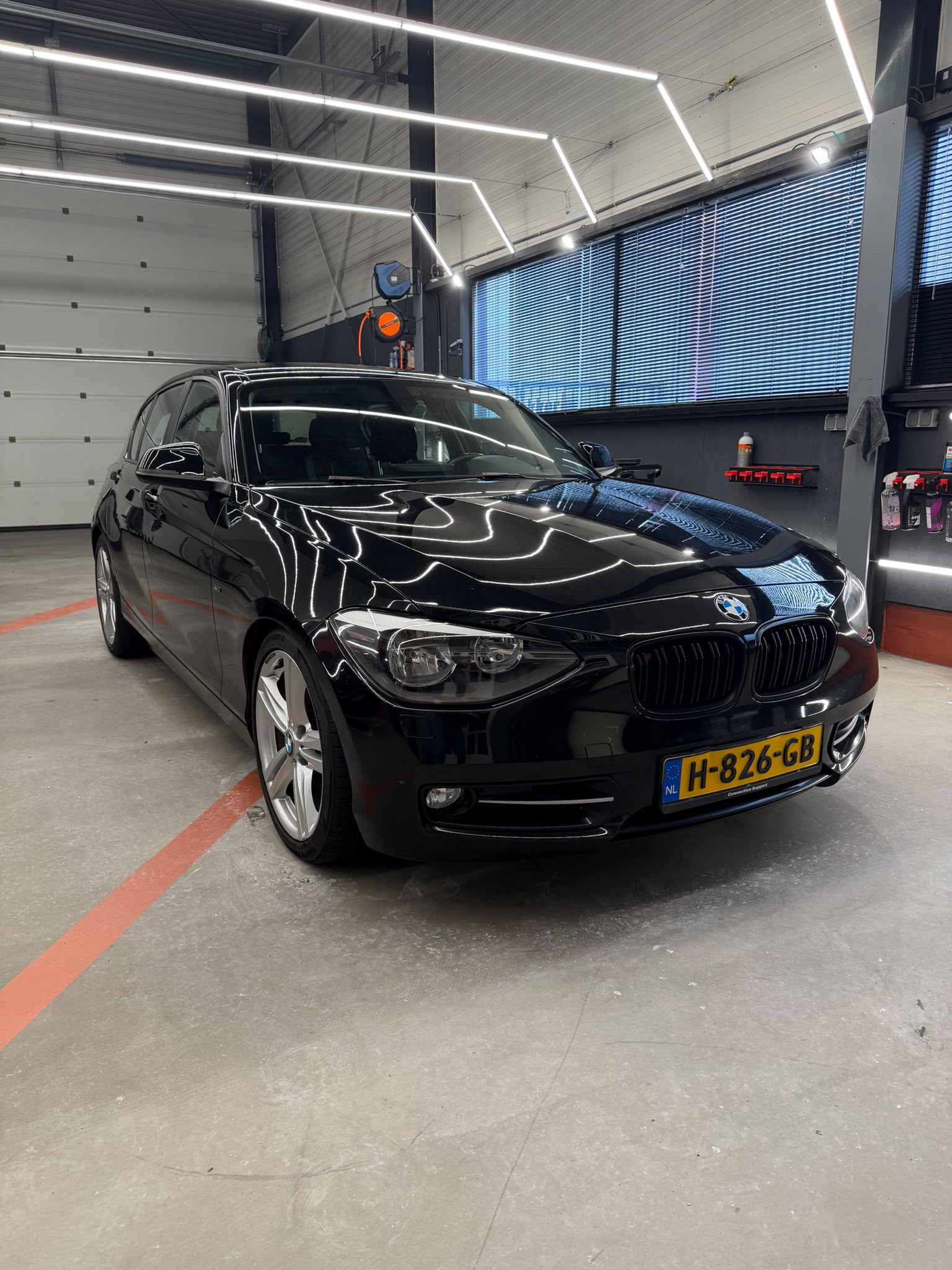 Glanzende zwarte BMW 1-serie na een was- en waxbeurt